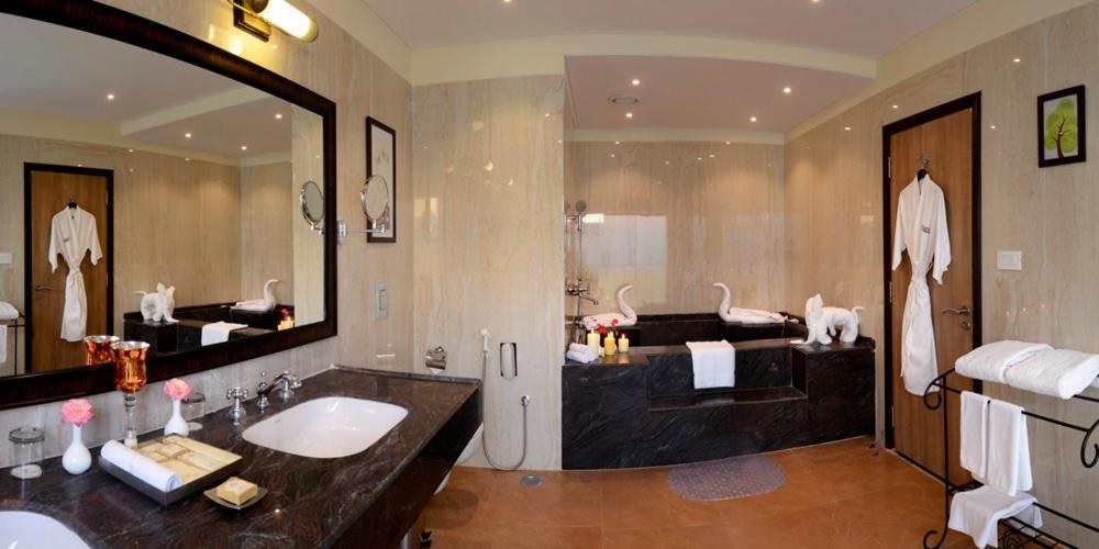 The Tigress Ranthambore Royal Luxury Vila Bathroom