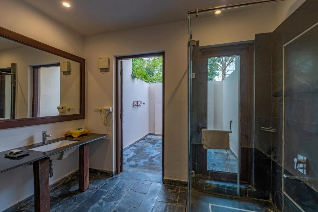 Ranthambore Kothi Deluxe Rooms Bathroom