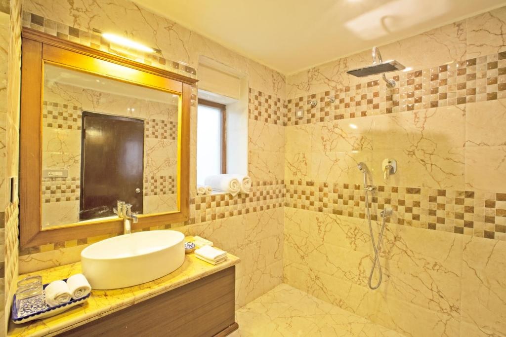 Regenta Resort Vanya Mahal Cottages Bathroom