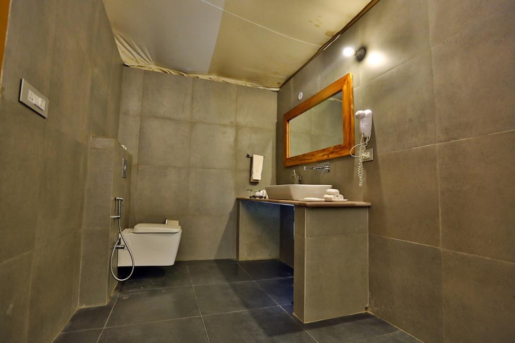 Regenta Resort Vanya Mahal Rajputana Tents Bathroom