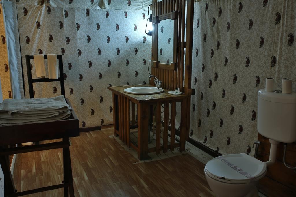 Tiger Machan Resort Luxury Camps Bathroom