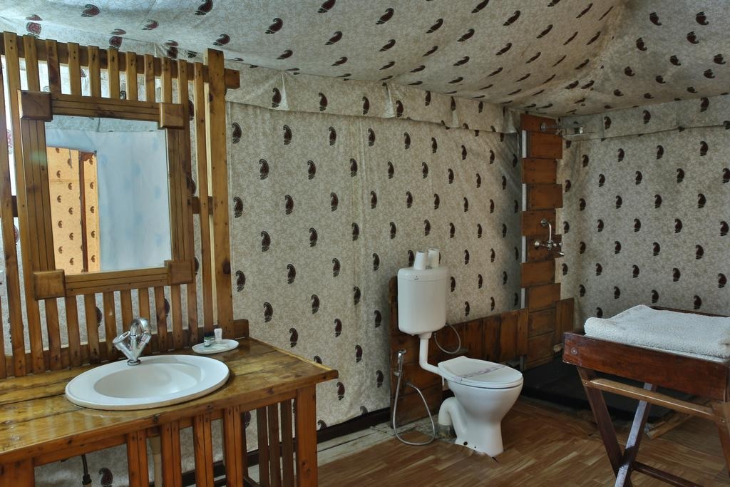 Tiger Machan Resort Luxury Camps Bathroom1
